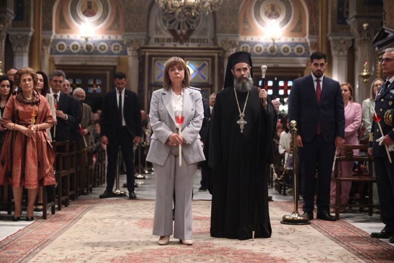 Ανάσταση στη Μητρόπολη Αθηνών: Τελέστηκε παρουσία της Κατερίνας Σακελλαροπούλου