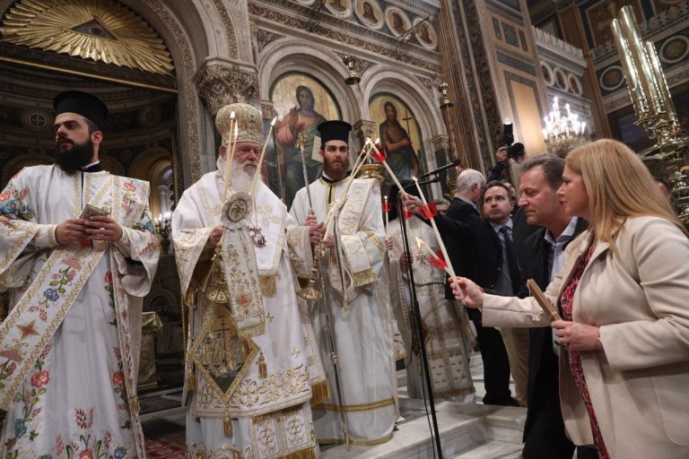 Χριστός Ανέστη: Με λαμπρότητα γιορτάστηκε η Ανάσταση [vid]