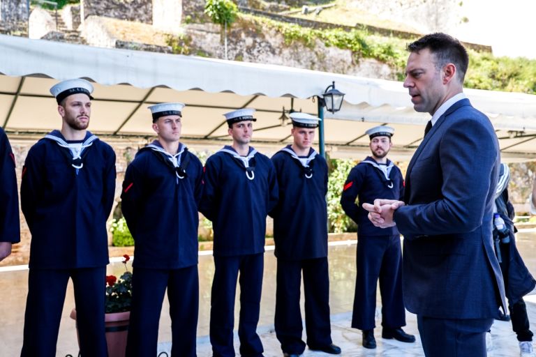 Κασσελάκης: Στον Ναυτικό Σταθμό της Κέρκυρας ο πρόεδρος του ΣΥΡΙΖΑ – Τσούγκρισε αυγά με ναύτες