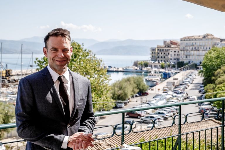 Κασσελάκης: ”Το φως της ελπίδας να λάμψει στην πατρίδα μας”