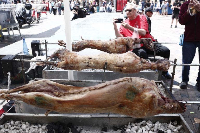 Πάσχα: Με κέφι και καλό φαγητό το γλέντι στις γειτονιές της Αθήνας [vid,pics]