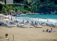 Προχωρούν οι ηλεκτρονικές δημοπρασίες για πάνω από 1.200 παραχωρήσεις σε παραλίες
