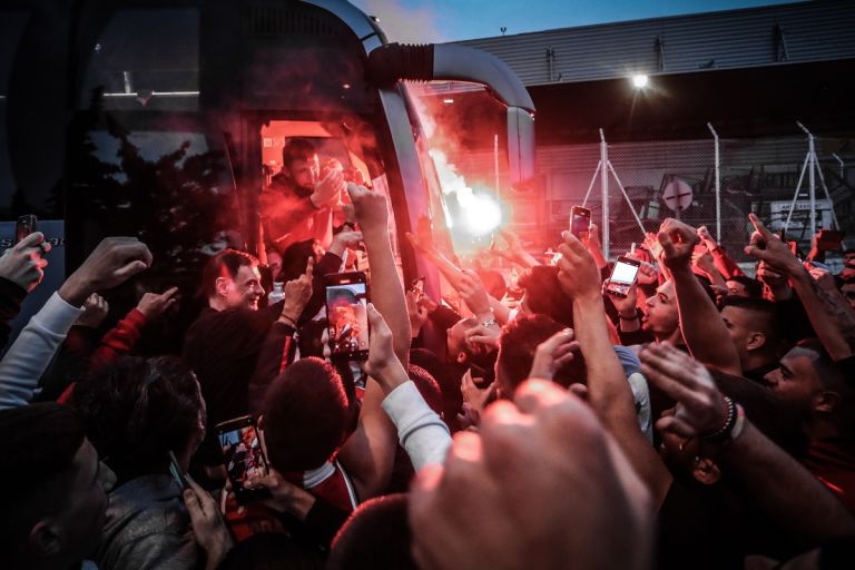 Ολυμπιακός μπάσκετ: Αποθέωση στο αεροδρόμιο για τους ερυθρόλευκους [vid]