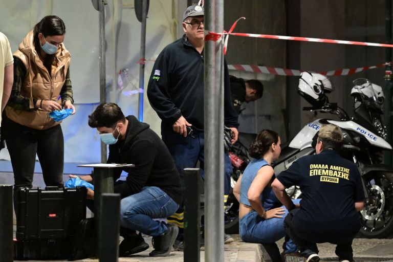 Βύρωνας: Οδηγός μηχανής γάζωσε αυτοκίνητο με δυο άτομα, ένας νεκρός και μια τραυματίας