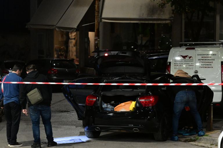 Ενέδρα θανάτου δείχνουν τα στοιχεία στον Βύρωνα: Γάζωσαν ζευγάρι Αλβανών μέσα στο ΙΧ τους [vid]