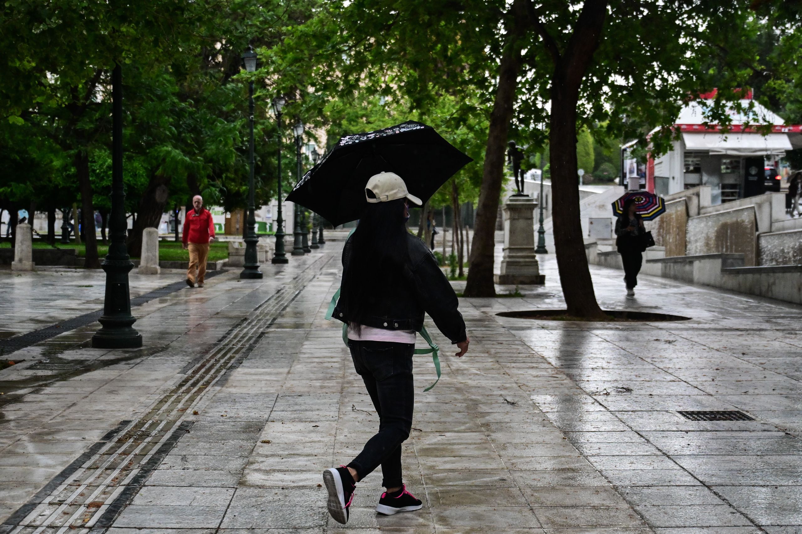 Καιρός: Μπόρες και τοπικές καταιγίδες σήμερα [vid]