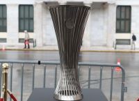 Conference League: Πλήθος κόσμου πήγε να δει το τρόπαιο – Ακυρώθηκε η έκθεση στη Ν. Φιλαδέλφεια