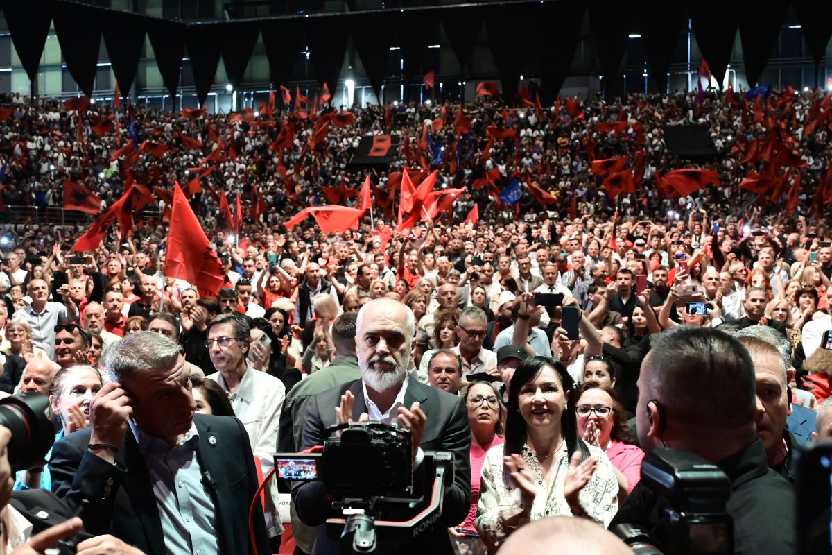 Edi Rama Addresses Albanians in Greece During Controversial Visit to Athens