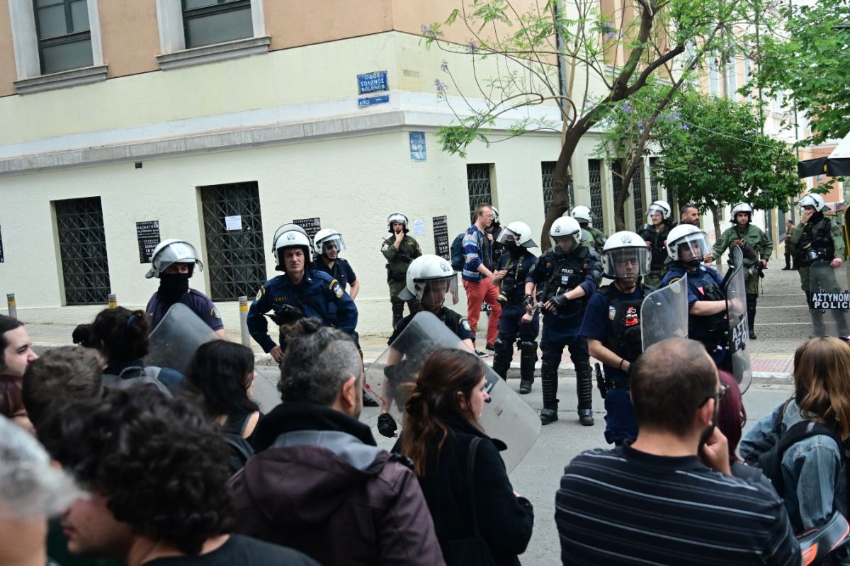 Ολοκληρώθηκε η επιχείρηση της Αστυνομίας για την εκκένωση της Νομικής, που τελούσε υπό κατάληψη
