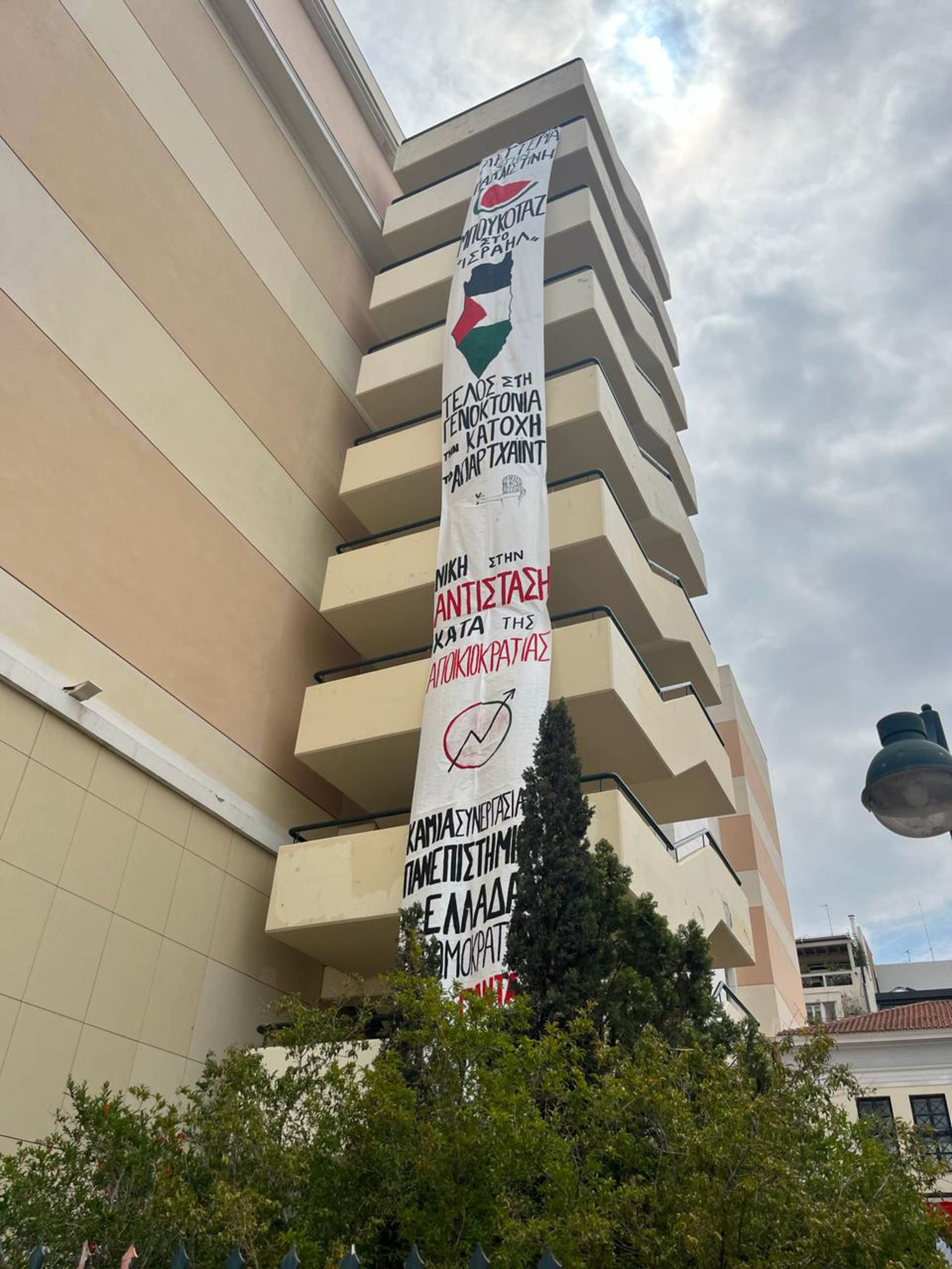 Δικηγόροι Ευρωπαίων κατάληψης Νομικής: «Το δικαίωμα της ελεύθερης μετακίνησης ισχύει μόνο για τουρίστες ;»