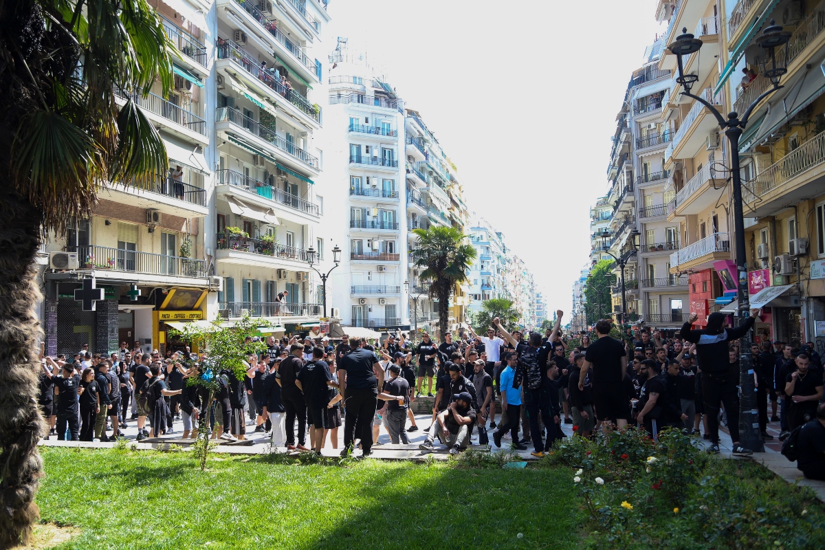ΠΑΟΚ: Πορεία των οπαδών με συνθήματα για το πρωτάθλημα