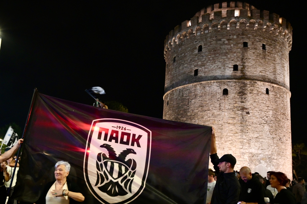 ΠΑΟΚ: Πάρτι στον Λευκό Πύργο από τους οπαδούς του δικεφάλου [vid]