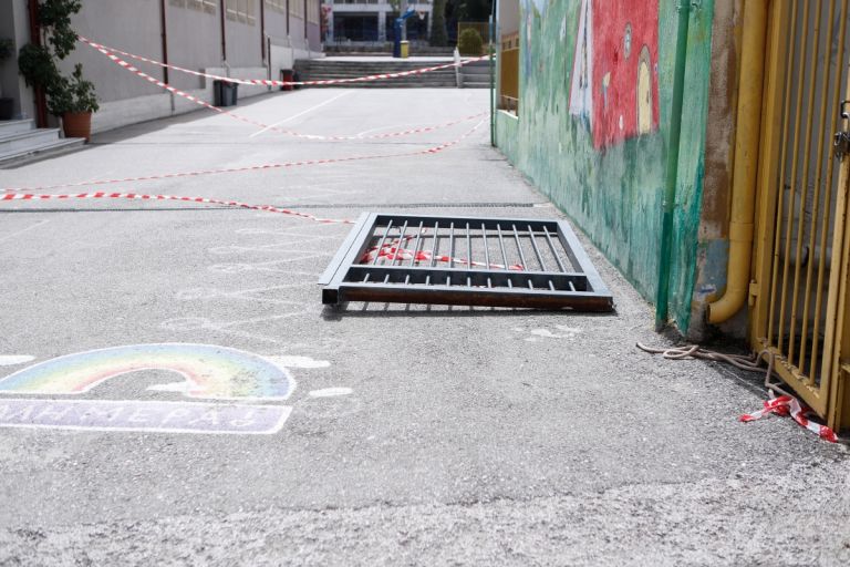 Στο νοσοκομείο παραμένει ο 9χρονος που καταπλακώθηκε από πόρτα [vid]