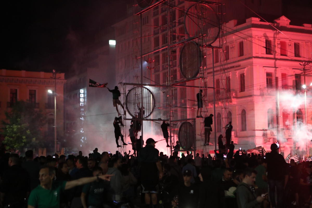Λαοθάλασσα στο κέντρο της Αθήνας: Στον…έβδομο ουρανό οι φίλαθλοι του Παναθηναϊκού