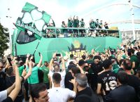 Φρενίτιδα από χιλιάδες φίλους του Παναθηναϊκού σε «Ελ. Βενιζέλος» και ΟΑΚΑ [vid]
