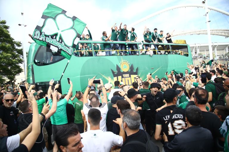 Φρενίτιδα από χιλιάδες φίλους του Παναθηναϊκού σε «Ελ. Βενιζέλος» και ΟΑΚΑ [vid]