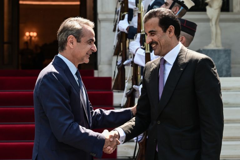 PM Mitsotakis meets Emir of Qatar; two bilateral agreements signed