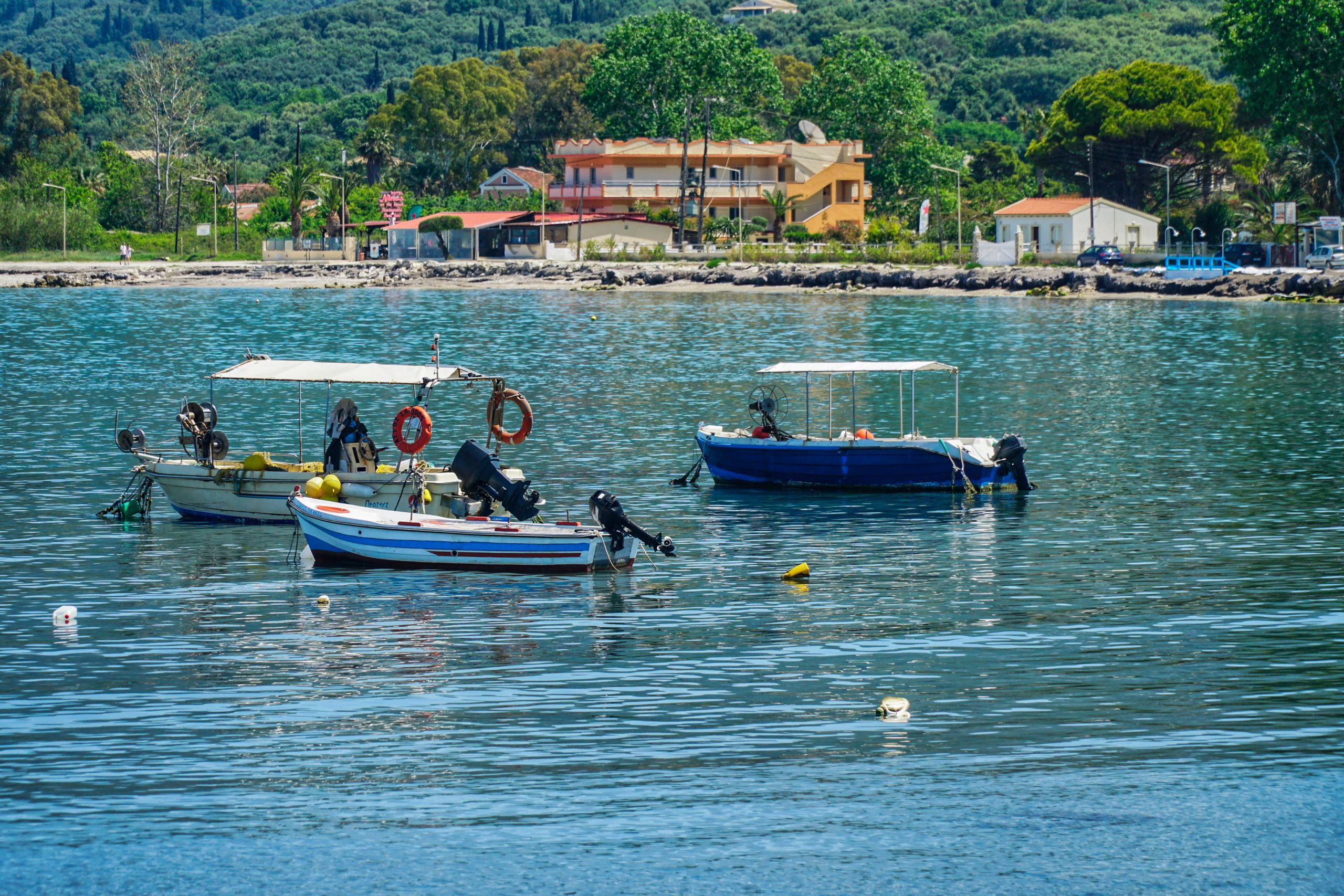 Διπλή απόβαση σε παραλίες και τουριστικούς προορισμούς από την ΑΑΔΕ