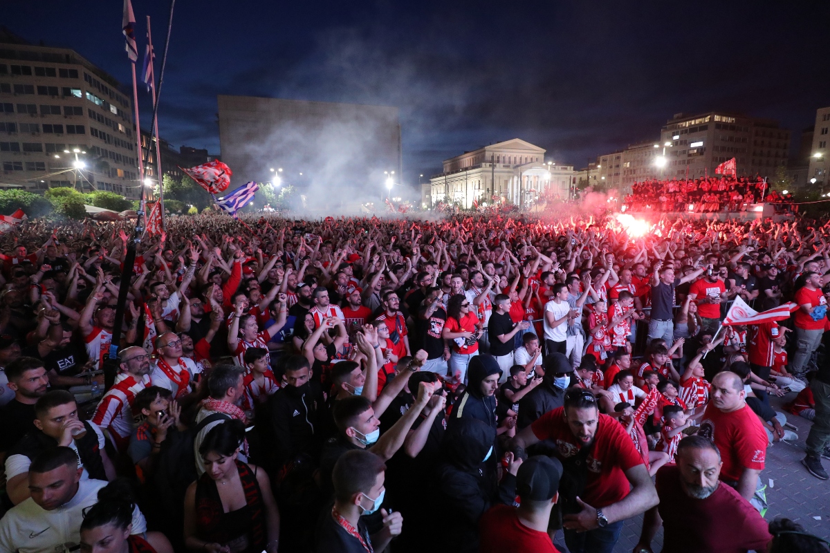 UEFA Conference League:  «Πλημμύρισε» από φίλους του Ολυμπιακού o Πειραιάς [vid]