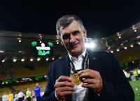 Ο Μεντιλίμπαρ ως Ολύμπιος θεός μετά την κατάκτηση του Conference League στο πρωτοσέλιδο της Marca