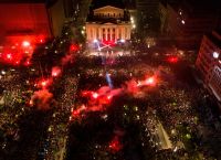 Ολυμπιακός: Έγινε η νύχτα μέρα στον Πειραιά! Στους δρόμους πάνω από 100.000 οπαδοί