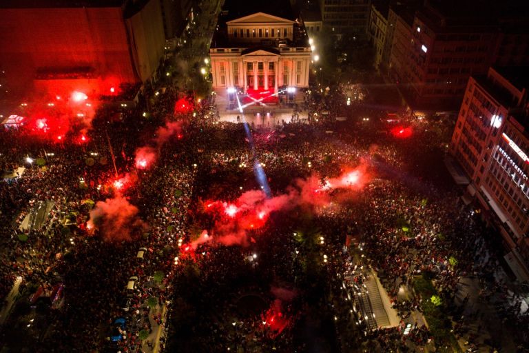 Ολυμπιακός: Έγινε η νύχτα μέρα στον Πειραιά! Στους δρόμους πάνω από 100.000 οπαδοί