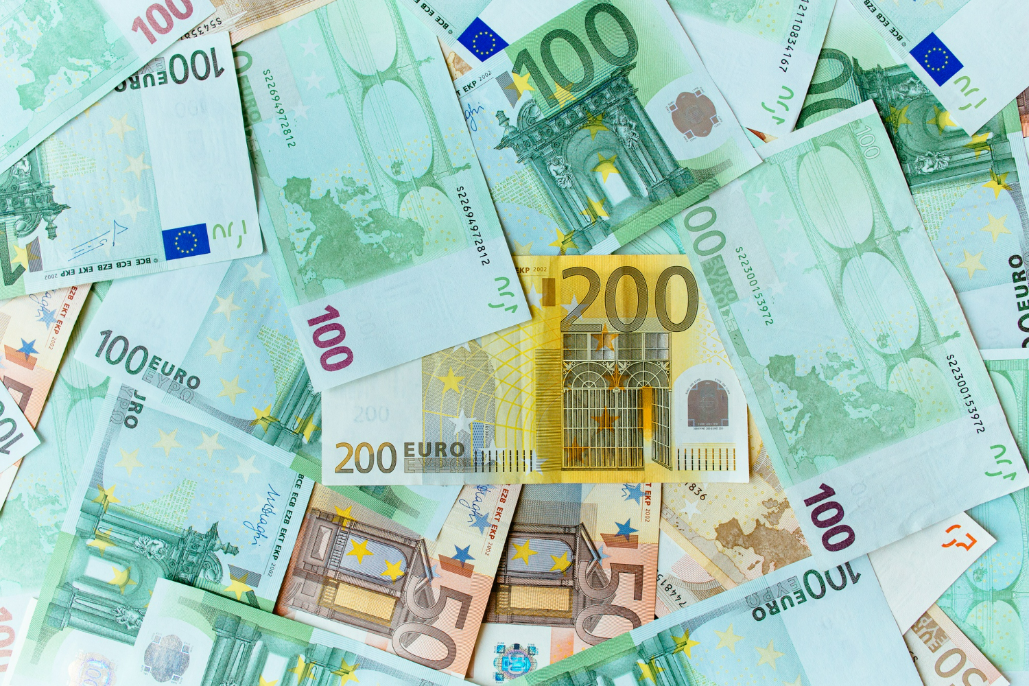 Οι Έλληνες κρύβουν 35 δισ. ευρώ στο στρώμα: Εκτός τραπεζών το 17% του ΑΕΠ ή 1 στα 6 ευρώ