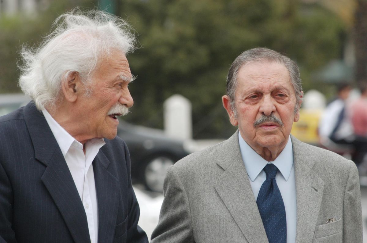 Σαν σήμερα Μανώλης Γλέζος & Λάκης Σάντας κατέβασαν τη γερμανική σημαία από την Ακρόπολη