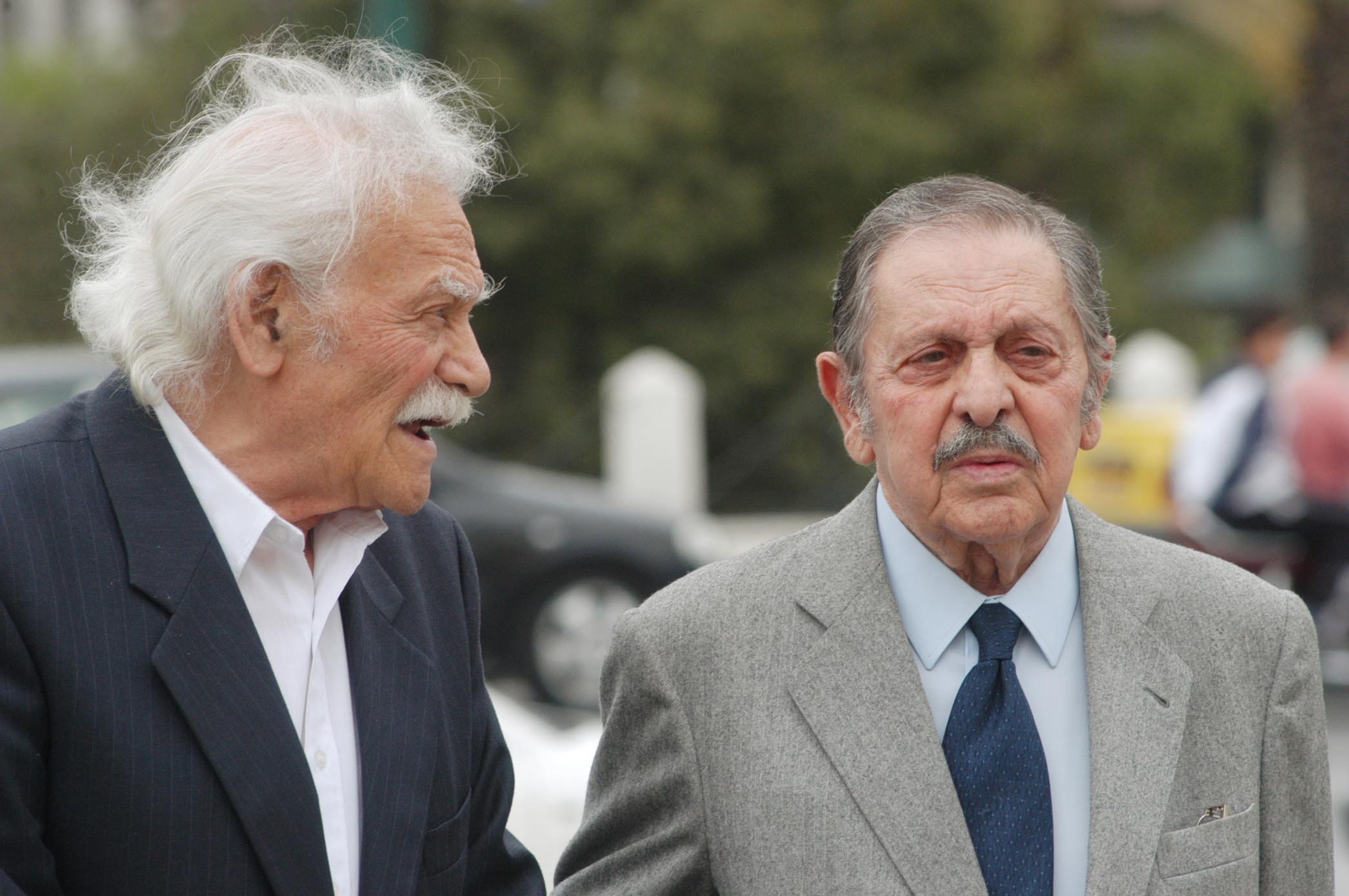 Σαν σήμερα Μανώλης Γλέζος & Λάκης Σάντας κατέβασαν τη γερμανική σημαία από την Ακρόπολη