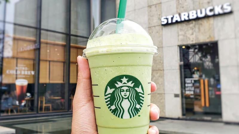 Starbucks: «Πικρός» καφές για τον CEO – Η πτώση των πωλήσεων και τα πλήγματα στην Κίνα