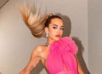 Rita Ora: Τι κάνει μέσα σε ένα πλυντήριο; – Σέξι και προκλητική