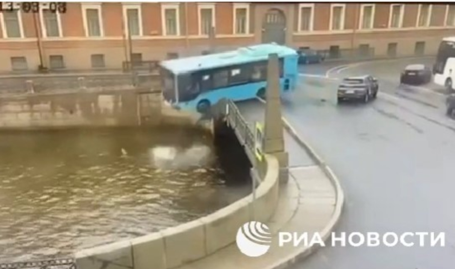 Τουλάχιστον 4 νεκροί από την πτώση λεωφορείου σε ποτάμι στην Αγία Πετρούπολη [vid]