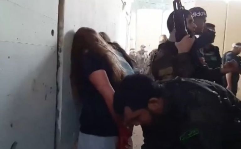Ισραηλινές όμηροι με αίματα κακοποιούνται από τη Χαμάς-Βίντεο σοκ [vid]