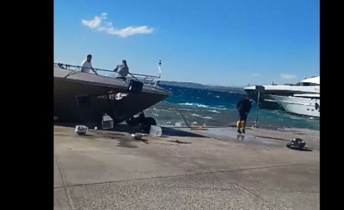 Σπέτσες: Θαλαμηγός χτύπησε στην προβλήτα λόγω των ισχυρών ανέμων