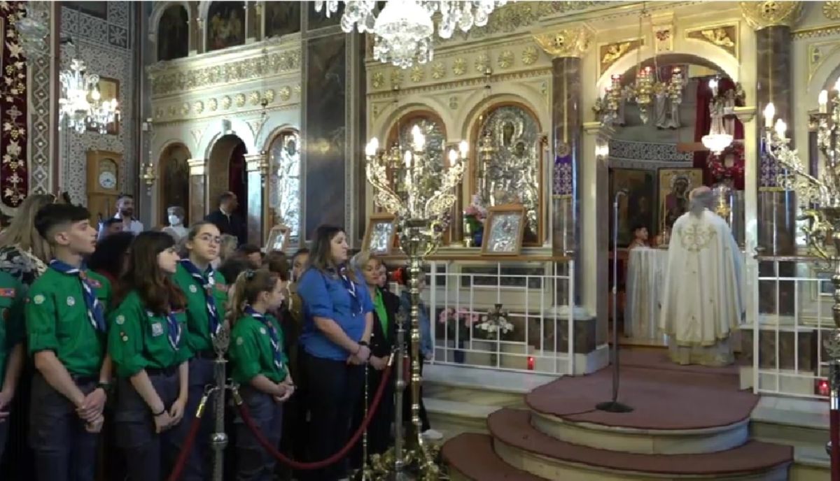 Μεγάλο Σάββατο: Ο «ιπτάμενος ιερέας» ξαναχτυπά – Οι πιστοί χτυπούσαν τα στασίδια του ναού