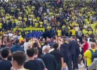 Φενέρ Μονακό: Αγρίεψαν τα πράγματα με παίκτες των φιλοξενούμενων και Τούρκους οπαδούς [vid]