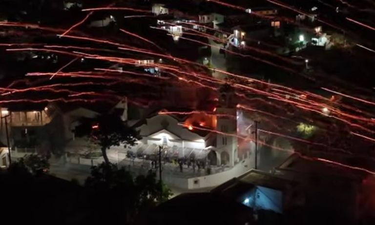 Χιλιάδες ρουκέτες έκαναν τη νύχτα μέρα στη Χίο [vid]