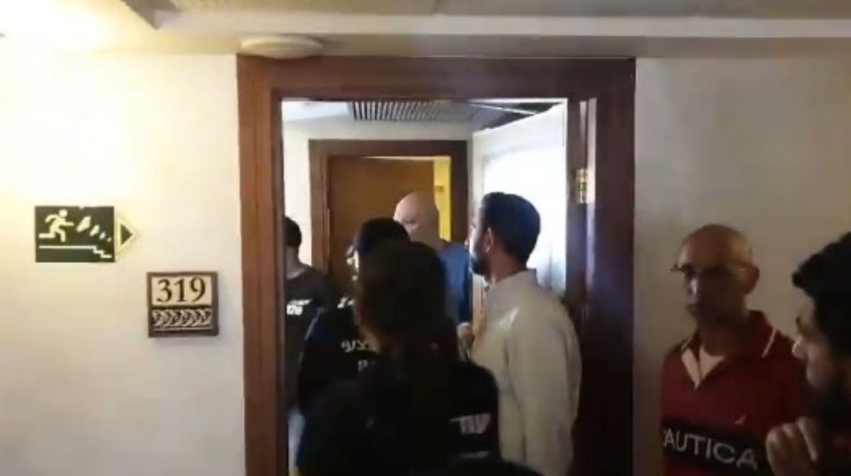 Η αστυνομία έκανε έφοδο στο γραφείο του Al Jazeera μετά τη διαταγή για το κλείσιμο