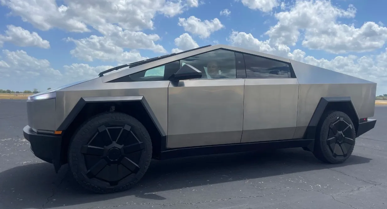Το Tesla Cybertruck τώρα και με τροχόσπιτο που θα έχει… φωτοβολταϊκά πάνελ