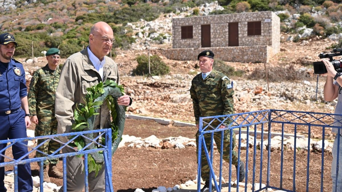 Ο Νίκος Δένδιας κατέθεσε στεφάνι στο μνήμα της Κυράς της Ρω