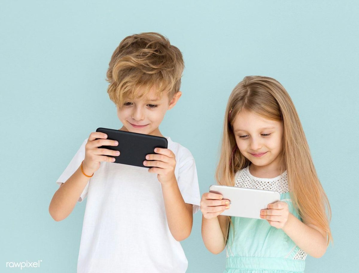 Μην αφήνετε τα παιδιά να χρησιμοποιούν smartphones μέχρι να γίνουν 13 ετών, λέει γαλλική έκθεση