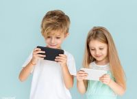 Μην αφήνετε τα παιδιά να χρησιμοποιούν smartphones μέχρι να γίνουν 13 ετών, λέει γαλλική έκθεση
