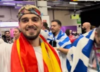 Eurovision: Ο Ισπανός YouTuber που αποθέωνε τη Μαρίνα Σάττι πανηγυρίζει με ελληνική σημαία για το «Ζάρι»