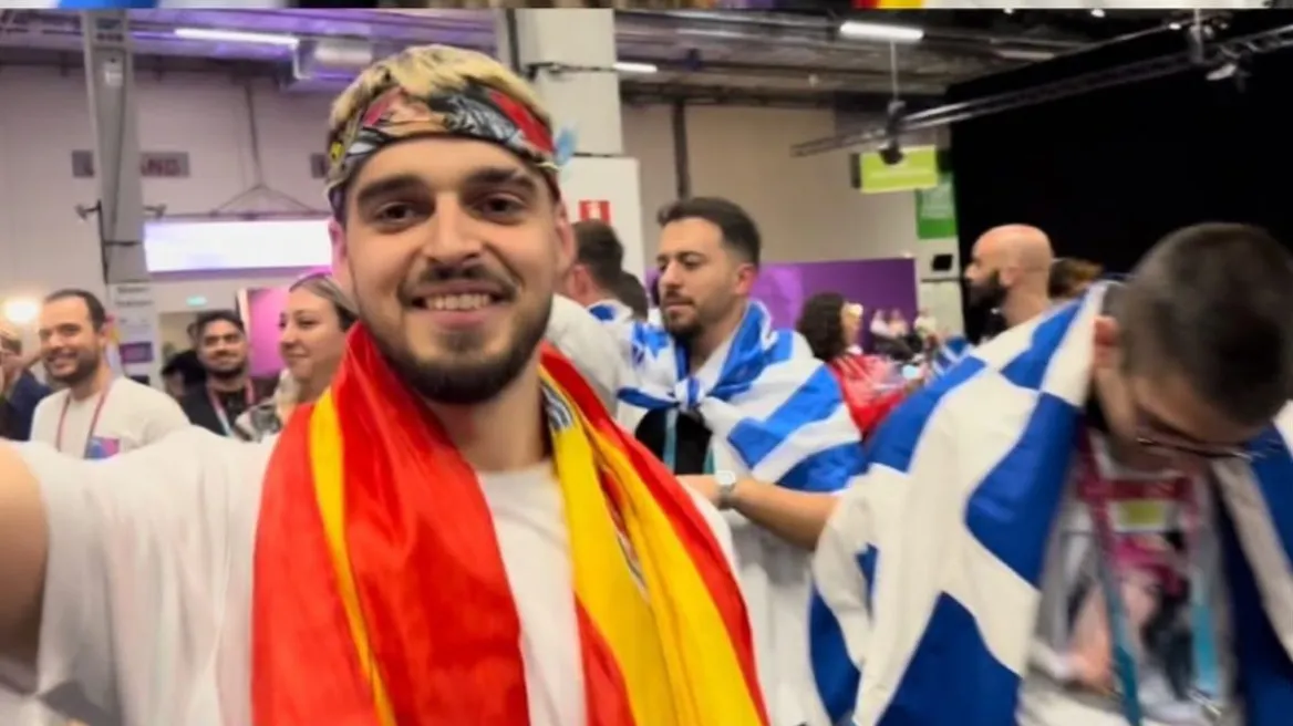 Eurovision: Ο Ισπανός YouTuber που αποθέωνε τη Μαρίνα Σάττι πανηγυρίζει με ελληνική σημαία για το «Ζάρι»