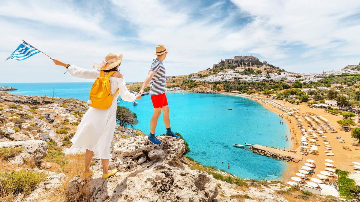 Υπερτουρισμός: Οι ευρωπαϊκές πόλεις που «πνίγονται» από τουρίστες – Τι συμβαίνει στην Ελλάδα