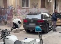 Οδηγός μπήκε «πατημένος» σε στενό της Κυψέλης και πήρε παραμάζωμα πάνω από 10 αυτοκίνητα