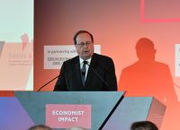 Ολάντ: Οι προκλήσεις με τις οποίες είναι αντιμέτωπη η Ευρώπη δεν είναι οικονομικής φύσης αλλά πολιτικής