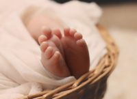 Σοκ με νεκρό βρέφος στη Βραυρώνα – Υπό έρευνα οι γονείς [vid]