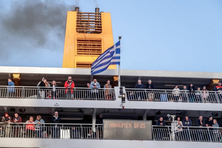Όπου φύγει φύγει οι Αθηναίοι: Γεμάτα με πάνω από 190.000 εκδρομείς τα πλοία [vid]