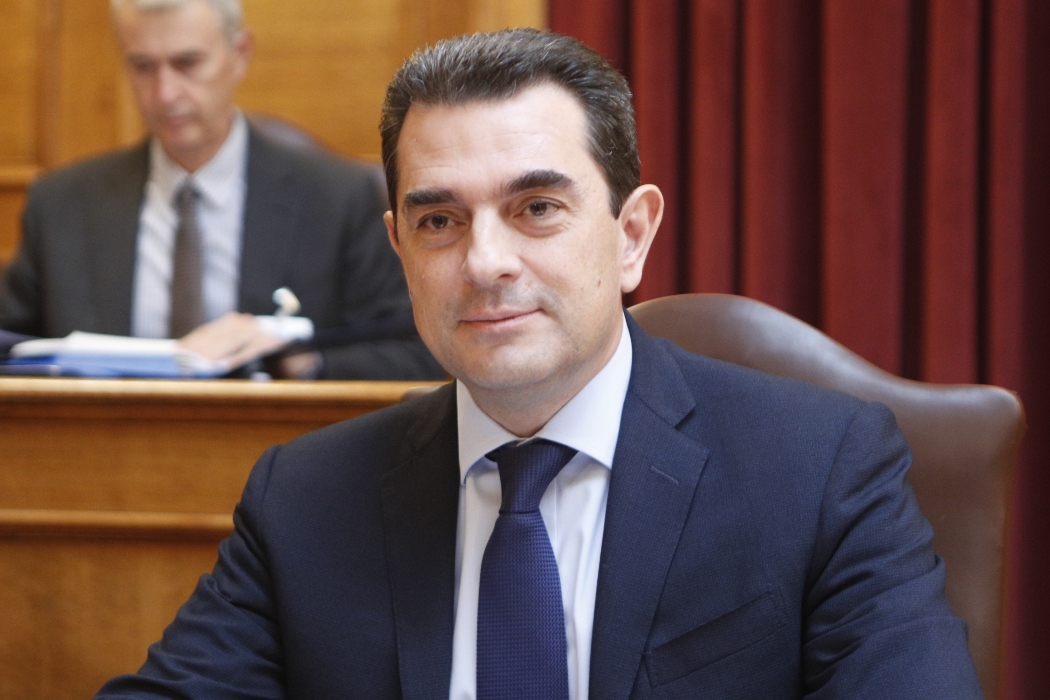 Αντιπαράθεση Σκρέκα και αντιπολίτευσης στη Βουλή για το νομοσχέδιο για την ακρίβεια